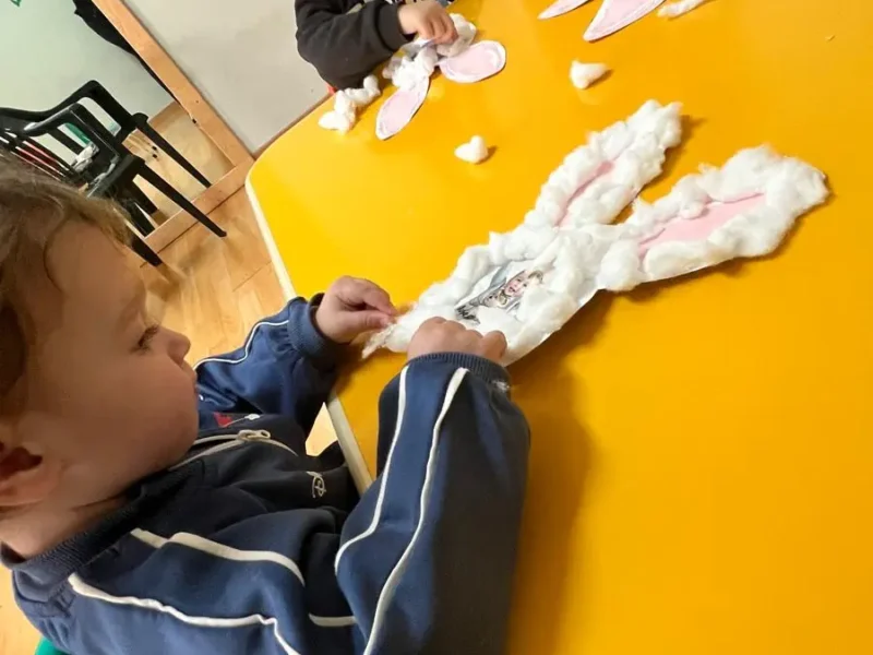 bambini che fanno attività didattiche