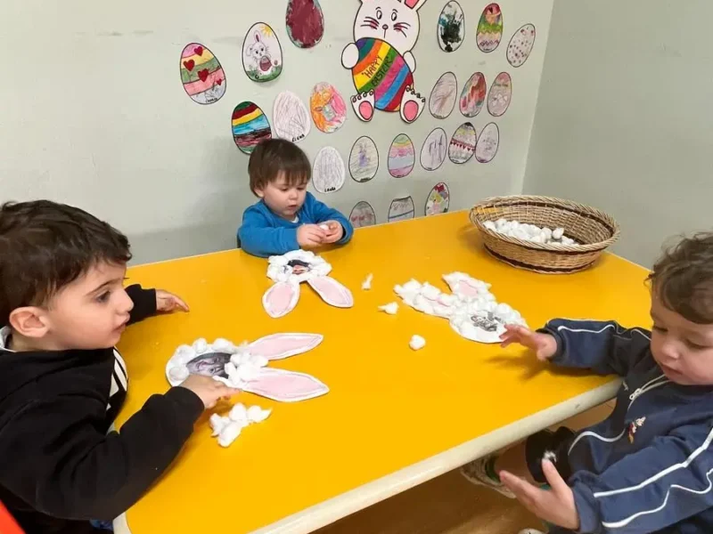 bambini che fanno attività didattiche