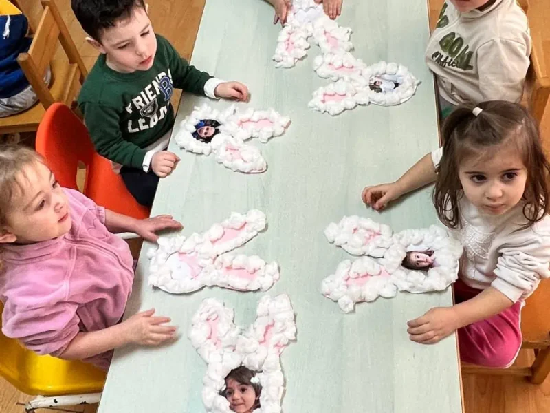 bambini che fanno attività didattiche