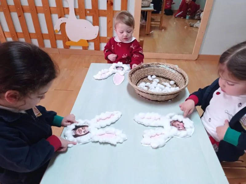 bambini che fanno attività didattiche
